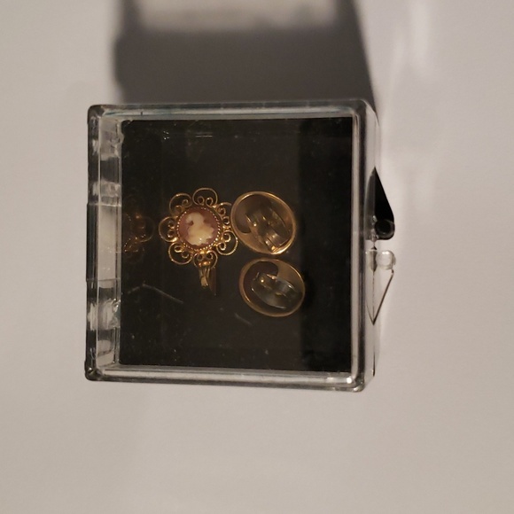 Vintage Cameo Jewelry Set: Matching Pendant and Earrings. - Picture 7 of 7